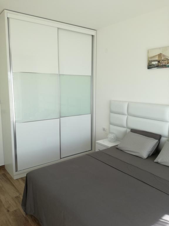 Apartment Victoria Dobra Voda Bagian luar foto